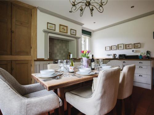 A restaurant or other place to eat at Sudeley Castle Guest Cottage