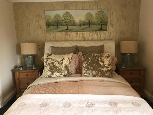 A bed or beds in a room at Beechwood B and B 