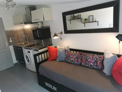 Cette chambre comprend un lit avec des oreillers et une cuisine. dans l'établissement Lou mistraou, à La Garde