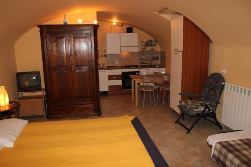 a living room with a bed and a kitchen at Agriturismo Capriccio Di Giove in Cansano