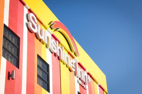 Sunshine Inn Plusに飾ってある許可証、賞状、看板またはその他の書類