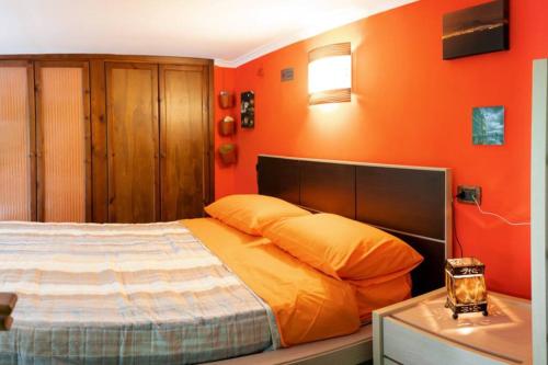 Un pat sau paturi într-o cameră la CASA VACANZE FUNNY HOUSE CONSALVO