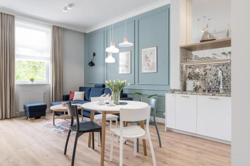 Posedenie v ubytovaní Sanhaus Apartments - MERA - apartament z balkonem, parkingiem i klimatyzacją przy plaży