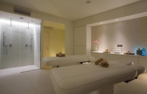 e bagno con doccia, servizi igienici e lavandino. di Panoramic Hotel Plaza ad Abano Terme