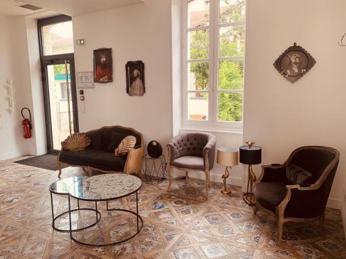 パランティ・アン・ボルヌにあるCHEZ FLOのリビングルーム(ソファ、椅子、テーブル付)