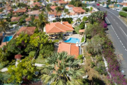 uma vista aérea de uma casa com piscina em Balcón del Teide em La Orotava
