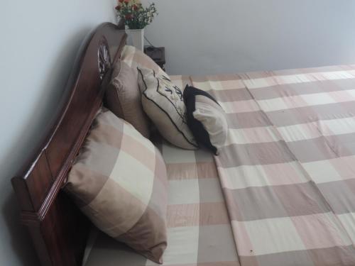 a bed with some pillows on it at Happy Welcome Bietry in Abidjan