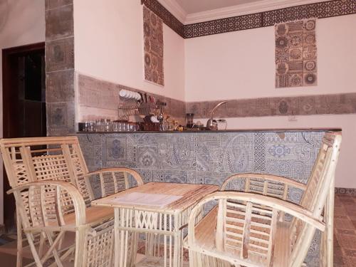 カイロにあるArabian Nights Pyramids Guesthouseのテーブルと椅子のあるダイニングルーム
