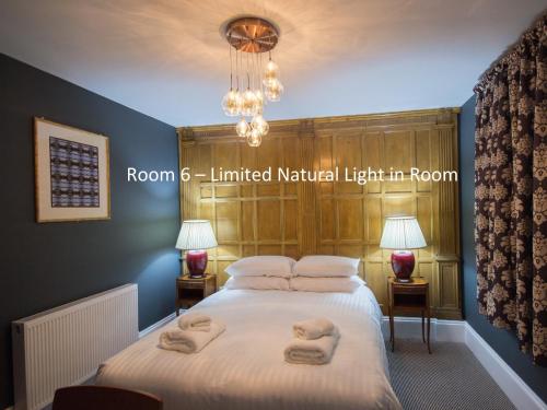 - une chambre avec un lit et des serviettes dans l'établissement Seaspray Rooms, à Bexhill-on-Sea