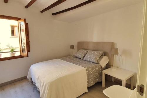 a bedroom with a bed and a table and a window at JERICA ALOHA in Jérica