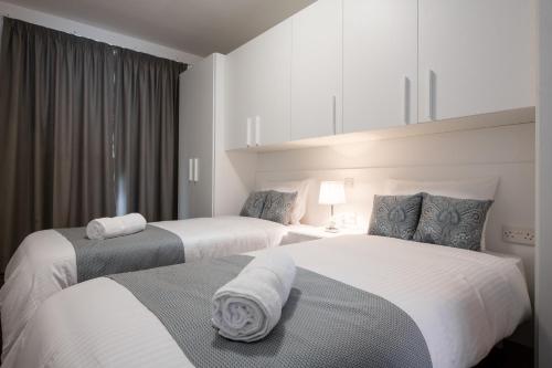 A bed or beds in a room at Electra Residence - Luxury Central Beachview Apartment