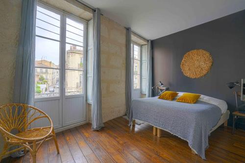 une chambre avec un lit avec des oreillers jaunes dessus dans l'établissement NOCNOC - Le Jumanji, maison de ville, vers comédie et gare, à Montpellier