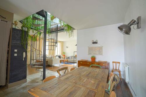 une salle à manger avec une table et des chaises en bois dans l'établissement NOCNOC - Le Jumanji, maison de ville, vers comédie et gare, à Montpellier