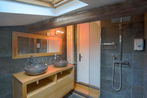 une salle de bain avec deux lavabos et une douche dans l'établissement NOCNOC - Le Jumanji, maison de ville, vers comédie et gare, à Montpellier