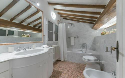Een badkamer bij Donatello Suite