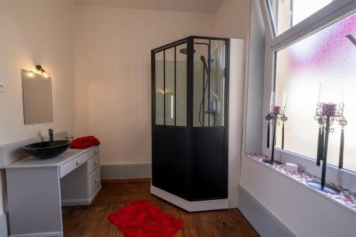 聖朗貝爾達勒邦的住宿－ROSE Lavande，一间带黑色淋浴、水槽和窗户的浴室