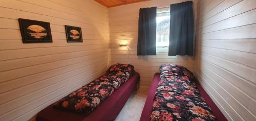 Postel nebo postele na pokoji v ubytování Arctic FjordCamp