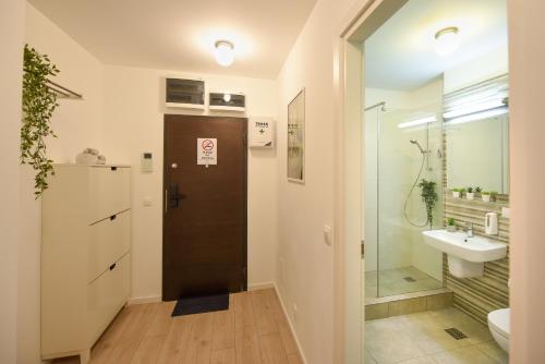 Un baño con ducha, lavabo e inodoro. en The Comfy Spot - 1 BR-Apartment & Parking Included in North Business Area, en Bucarest