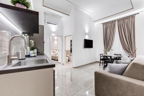 TV a/nebo společenská místnost v ubytování UnoSeiTre - Luxury Apartment & Suite
