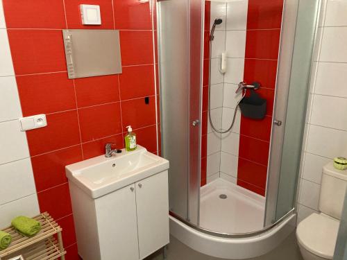 La salle de bains est pourvue d'une douche, d'un lavabo et de toilettes. dans l'établissement Apartmány V ráji, à Žďár