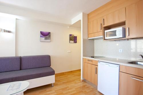 a small kitchen with a couch and a microwave at Ona Princesa Playa in Marbella