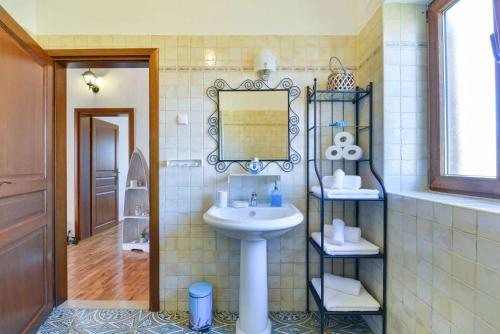un baño con lavabo y espejo en Villa Sole, en Svetvinčenat
