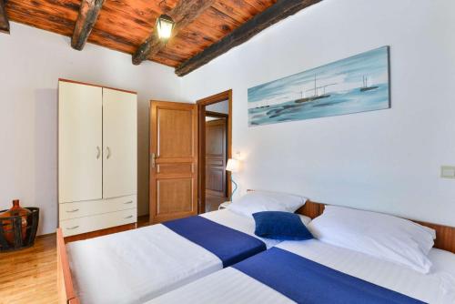 Un dormitorio con dos camas y un cuadro en la pared. en Villa Sole, en Svetvinčenat