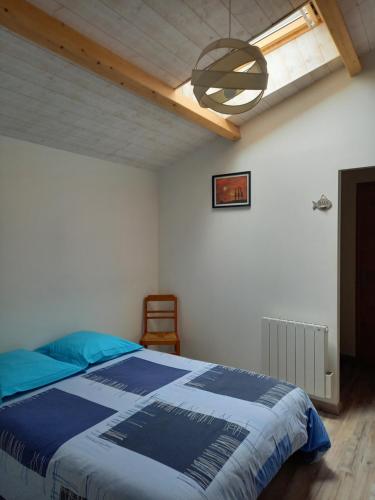A bed or beds in a room at La Teranga proche La Rochelle