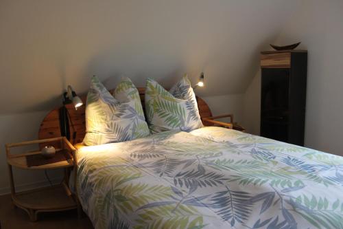 a bedroom with a bed with blue and white sheets and pillows at Sophie Appartement - 3aobenvorne in Celle
