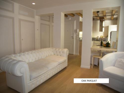 a living room with a white couch and a kitchen at Bighouse in Venice