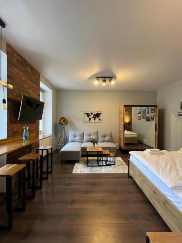 - un salon avec un canapé, un lit et une table dans l'établissement Donau Apartment Vienna, à Vienne