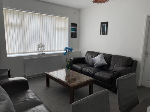 Beautiful 3-Bed House in Wolverhampton – Photos 2