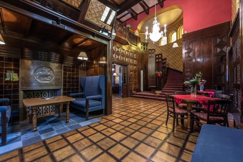 une salle à manger avec des tables, des chaises et une cheminée dans l'établissement Historic Villa "Imperia", à Prague