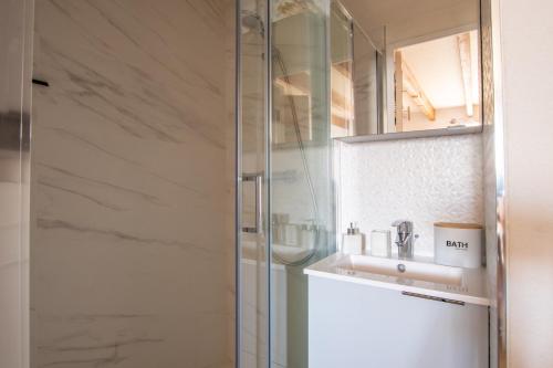 a bathroom with a shower and a sink at Emplacement idéal - Trou du Diable sur la Corniche in Les Bussolleries