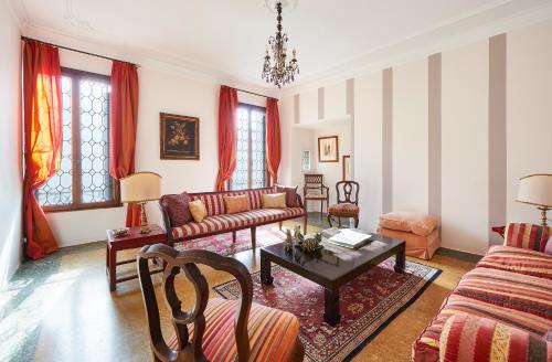 a living room with a couch and a table at Ca' Fenice, charming apartment in San Marco, sleep 7 in Venice