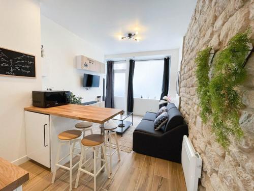 un salon avec un canapé et une table dans l'établissement LE GRACIEUX - MILORA INN - Central Paris, à Paris