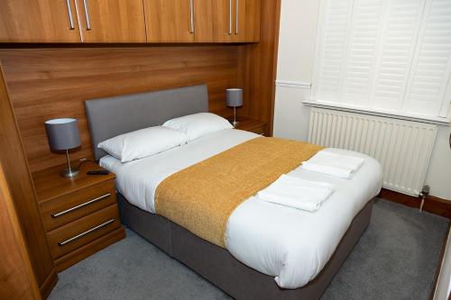 Een bed of bedden in een kamer bij Alexander Apartments Blyth