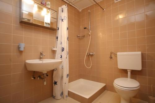 Kúpeľňa v ubytovaní Studio Apartment in Porec with Terrace, WiFi (3794-1)