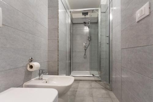 y baño con ducha, lavabo y aseo. en Laterani Guest House en Roma