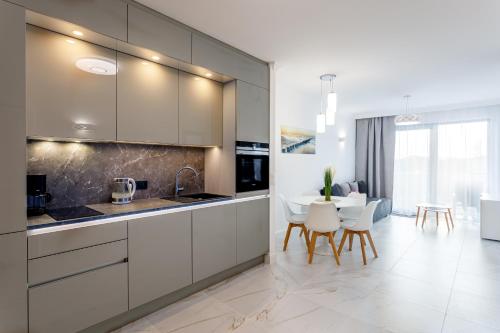 Kuchyň nebo kuchyňský kout v ubytování Balticus Apartamenty Promenada Gwiazd 14