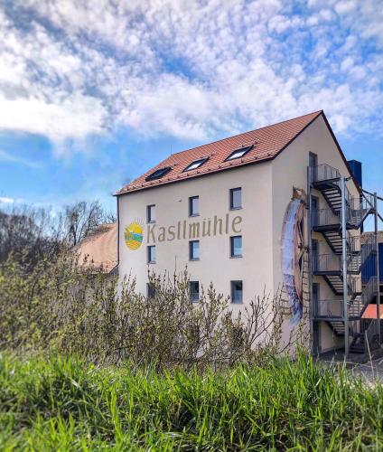 Boardinghaus Kastlmühle في Stelzhof: مبنى ابيض مكتوب عليه كاشرين