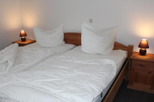Un pat sau paturi într-o cameră la Ferienhof Frerichs ihr Feriendomizil am Meer