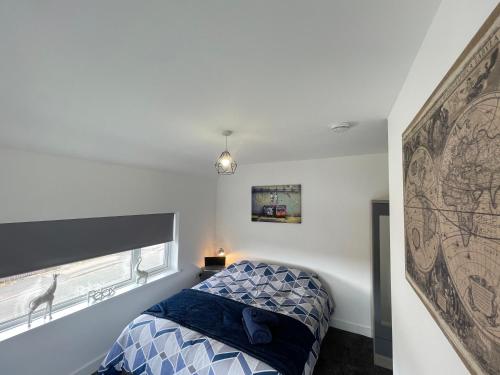 niewielka sypialnia z łóżkiem i oknem w obiekcie Spacious House, Ideal for Contractors, Leisure or Corporate Stays w mieście Derby