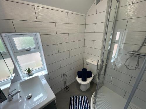 Vonios kambarys apgyvendinimo įstaigoje Spacious House, Ideal for Contractors, Leisure or Corporate Stays