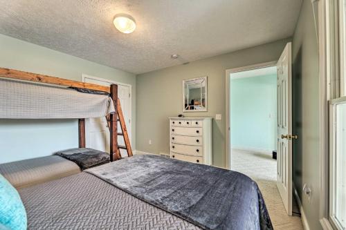 Cama o camas de una habitación en Bright Manistee Condo with Beach and Pool Access!