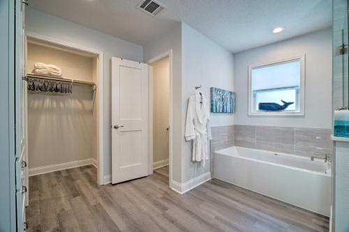 Un baño de Bright Home with Dock on Lake Conroe!