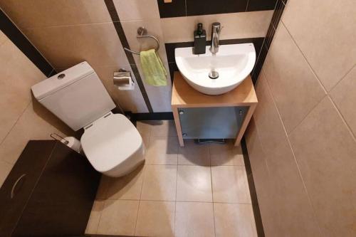 Kúpeľňa v ubytovaní Igényes 4 fős apartman közvetlen a strandnál