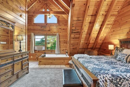 1 dormitorio con cama y bañera en Getaway Cabin, 360 Deck, Theater, HotTub, Mins to PF, en Sevierville