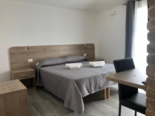 1 dormitorio con 1 cama con 2 toallas en Affittacamere Su Caboni en Tortolì