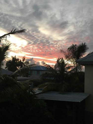Matahari terbit atau terbenam yang dilihat dari homestay atau berdekatan